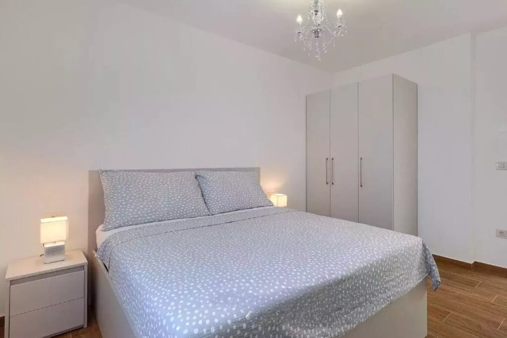 466900-Bedroom