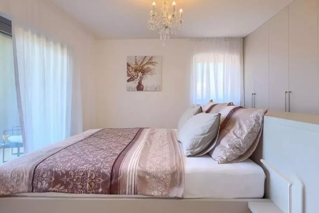 466900-Bedroom
