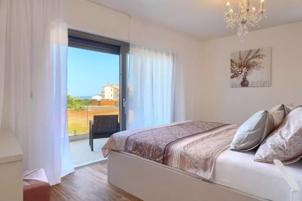 466900-Bedroom
