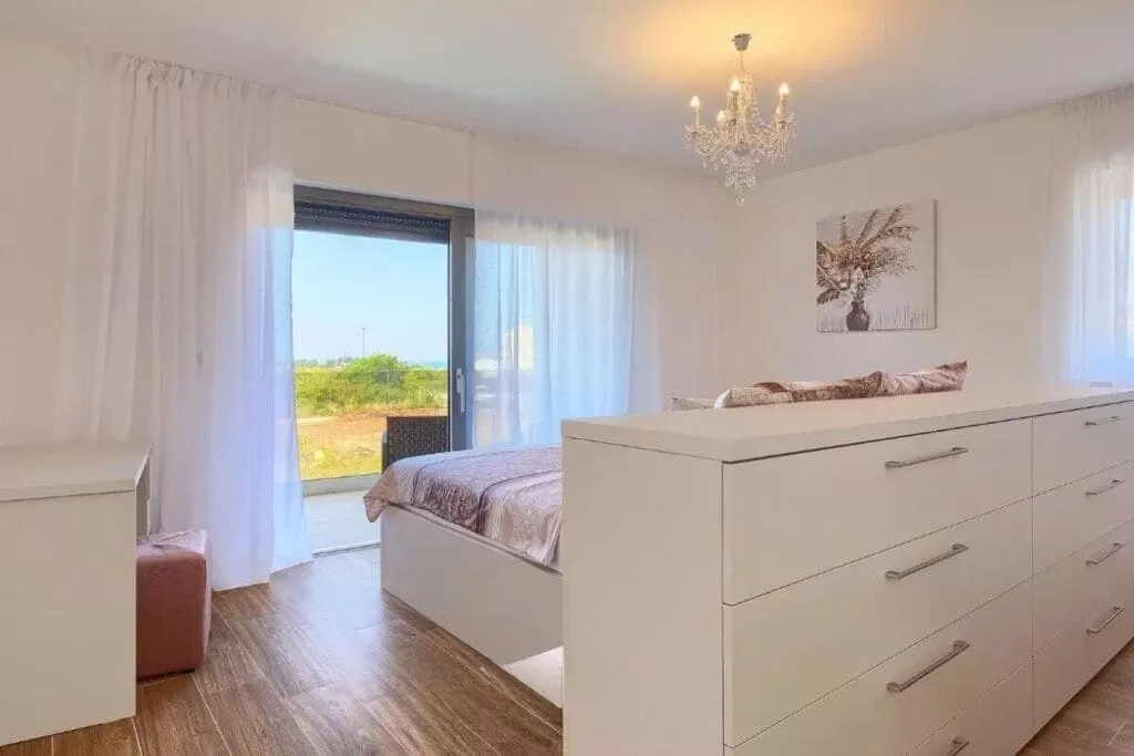 466900-Bedroom