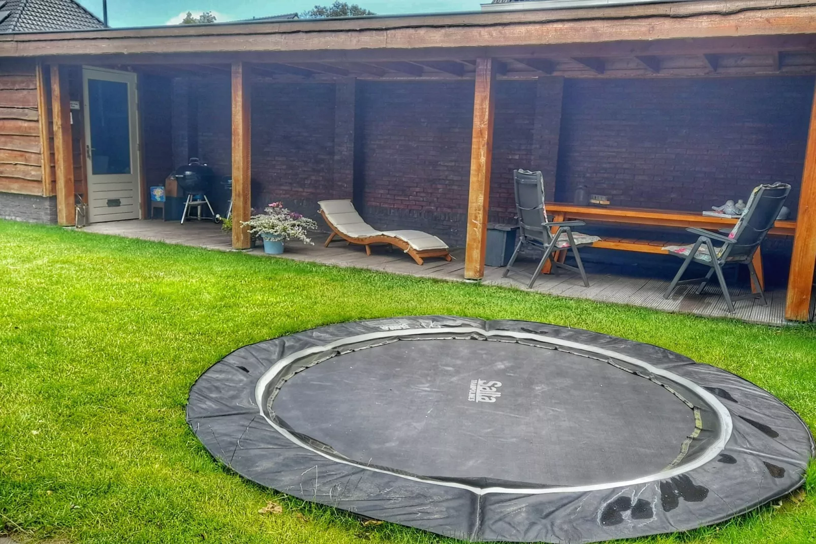 Modern Limmen-Gardens summer