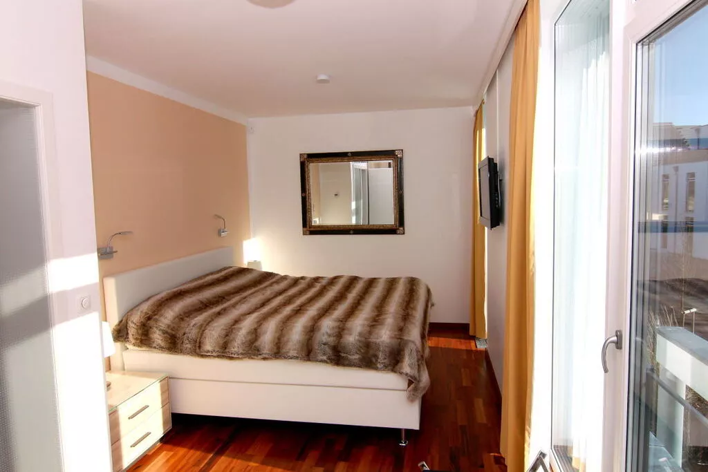62638-Bedroom