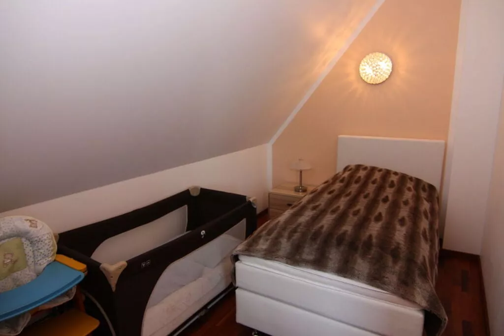 62638-Bedroom