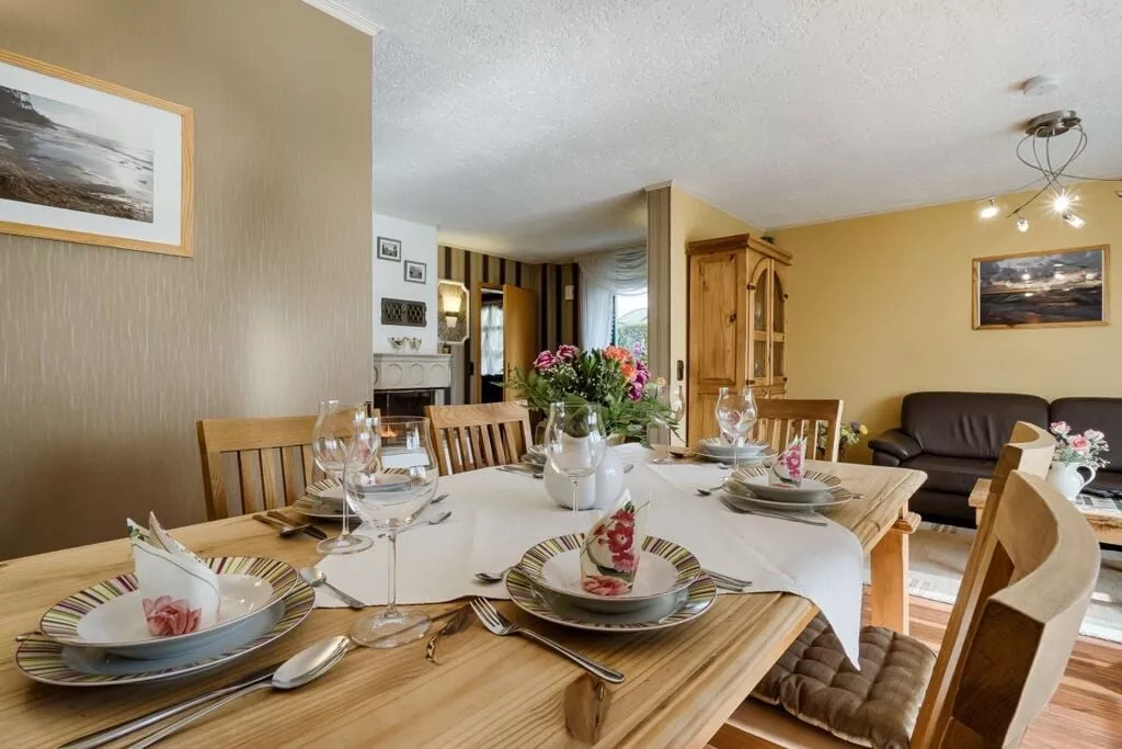 38067-Dining room