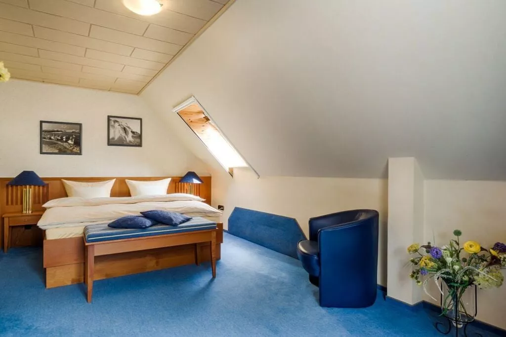 38067-Bedroom