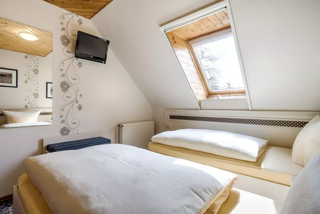 38067-Bedroom