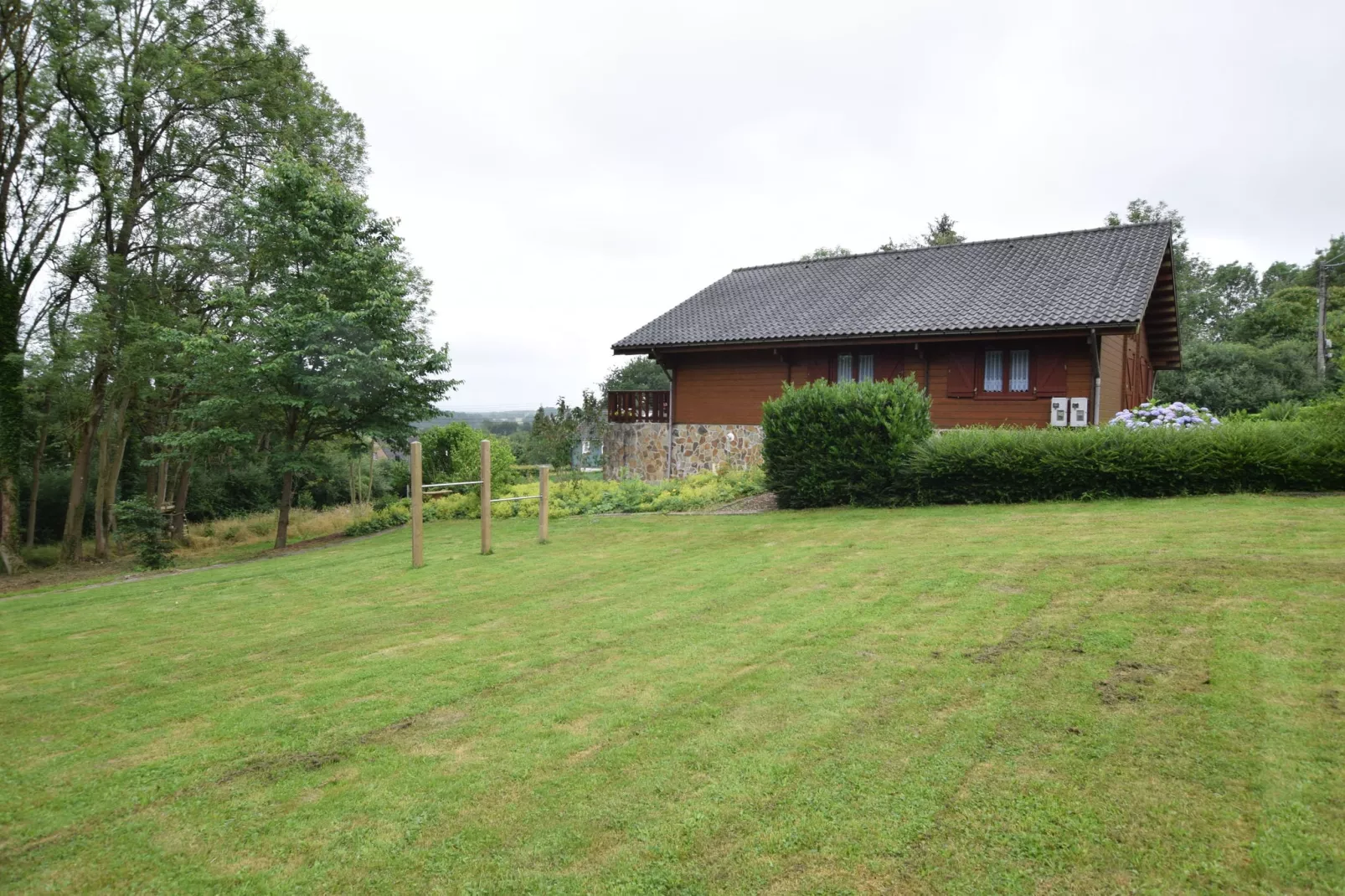 Happy Wood Chalet-Gardens summer