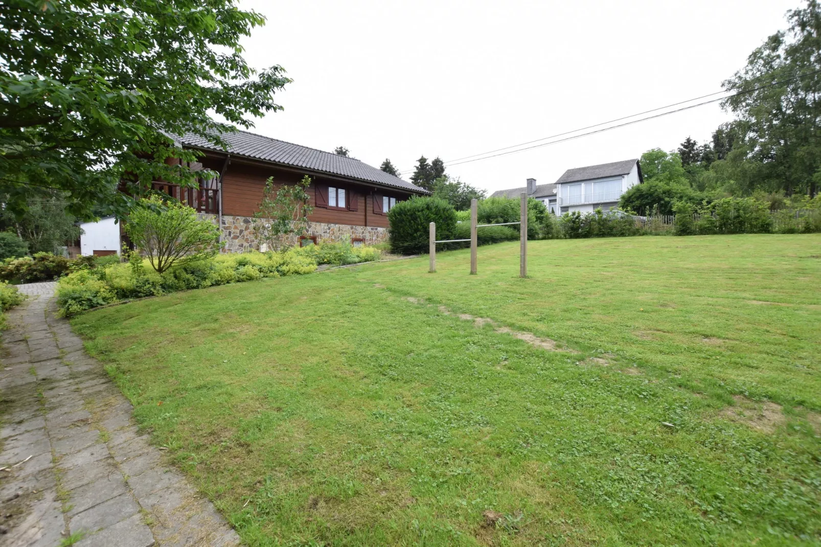Happy Wood Chalet-Gardens summer