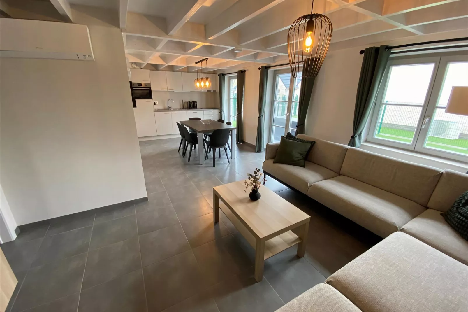 WH2 / 3-Living room
