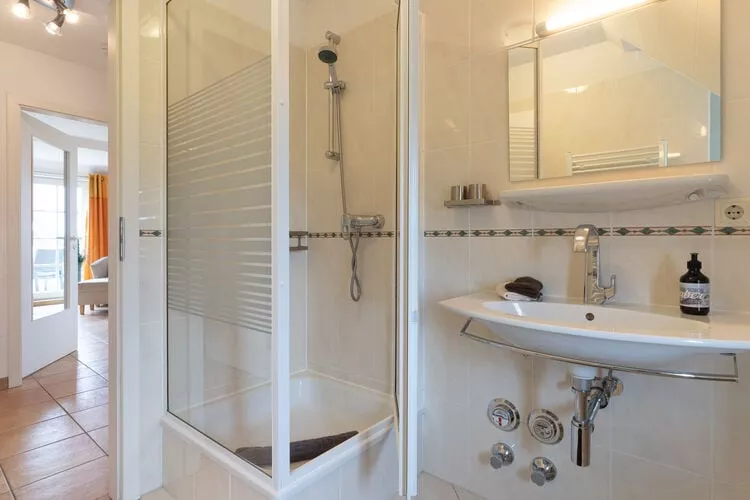 Ferienwohnung Langeneß-Bathroom