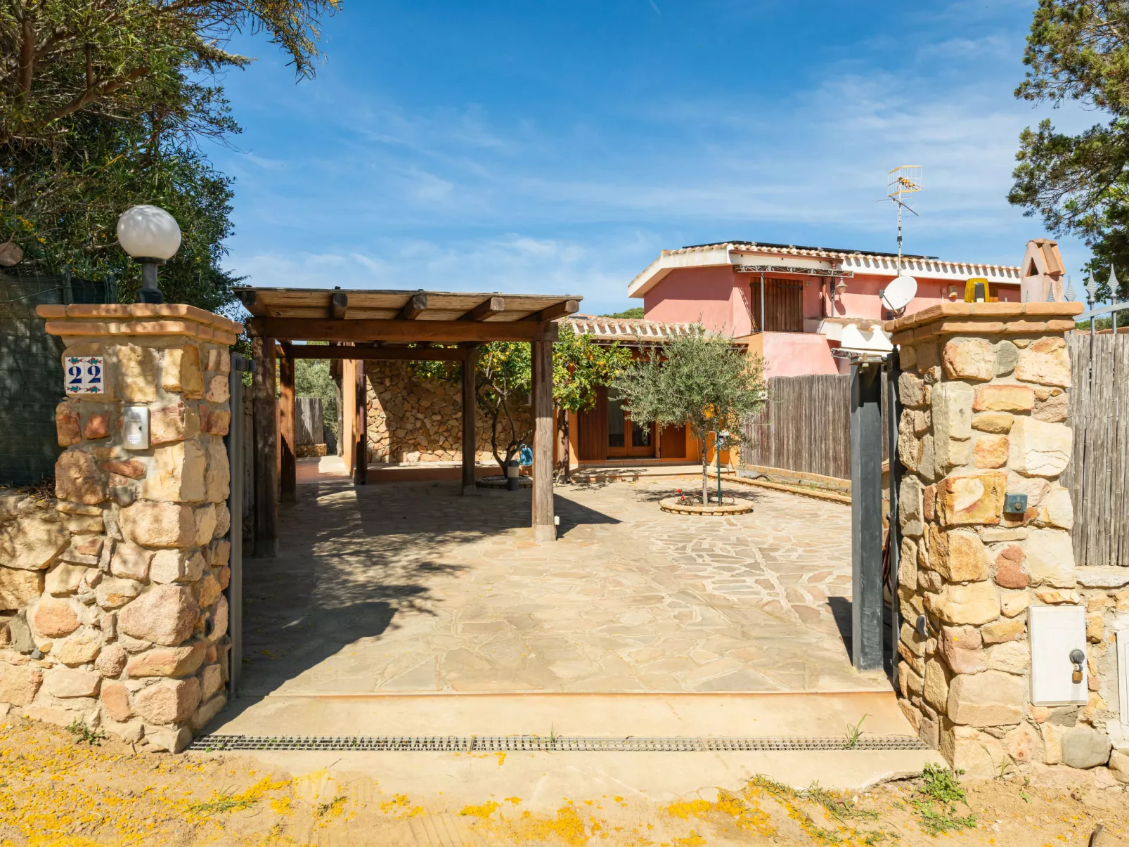 Domus Ema-Outside