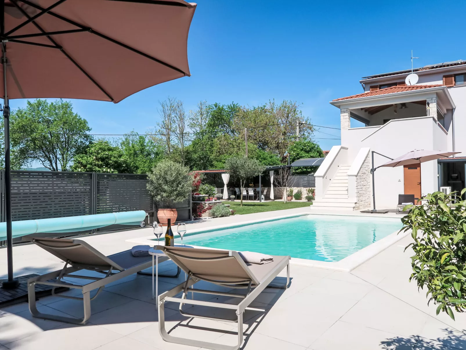 Villa Lora-Outside