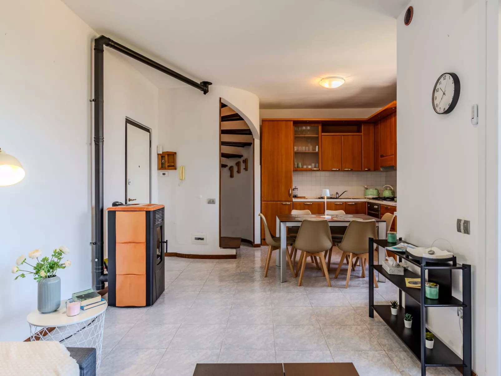 Bellano Lakeview Apartment-Dedans