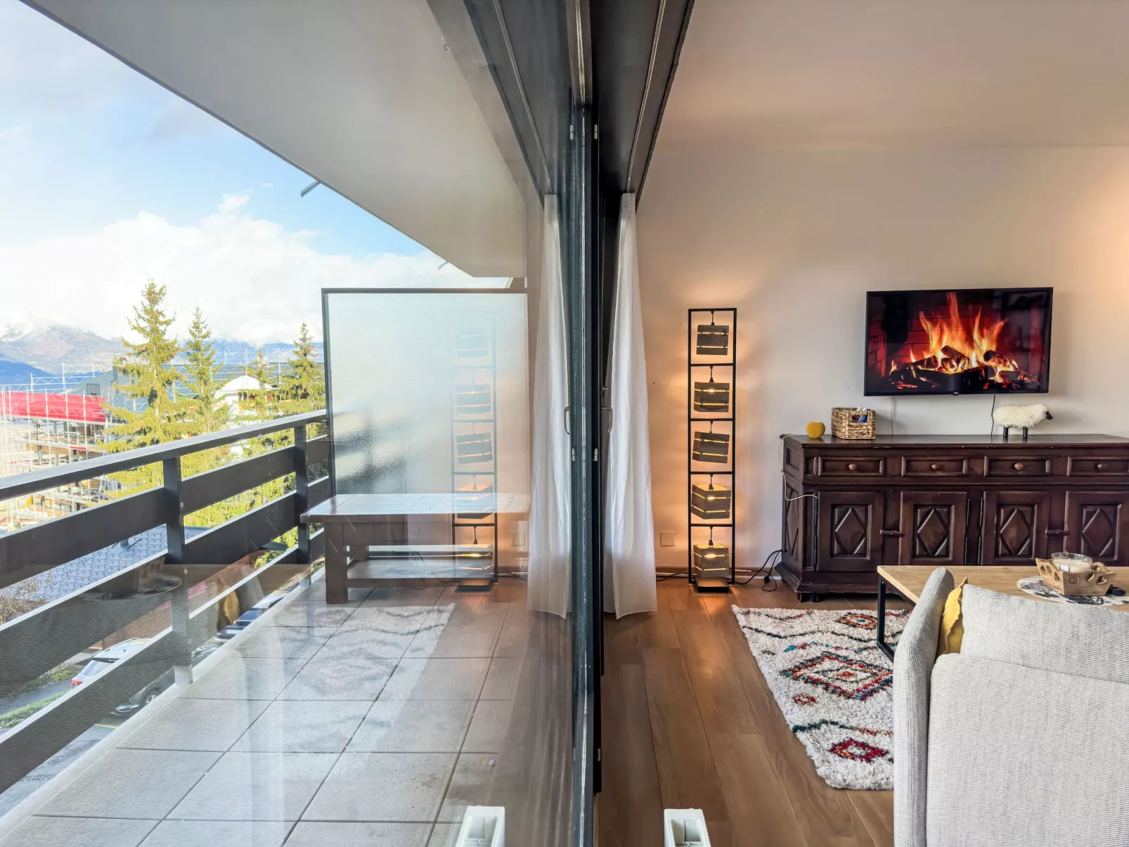 Swiss Alps view Aiglon H2-Inside