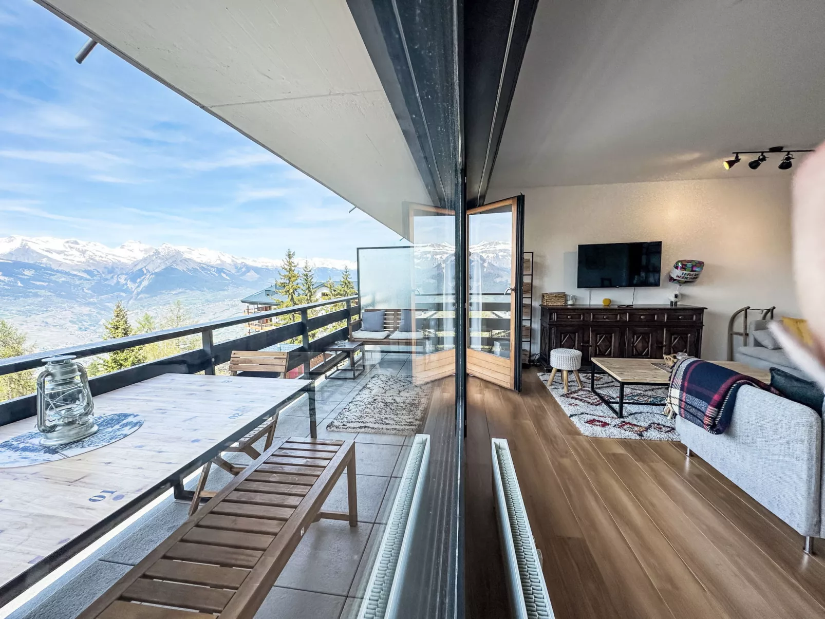 Swiss Alps view Aiglon H2-Inside