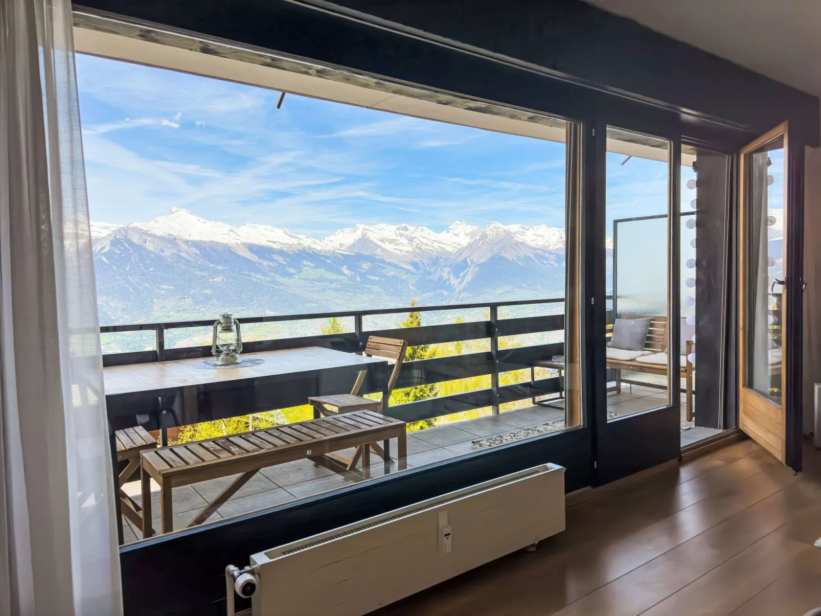 Swiss Alps view Aiglon H2-Outside