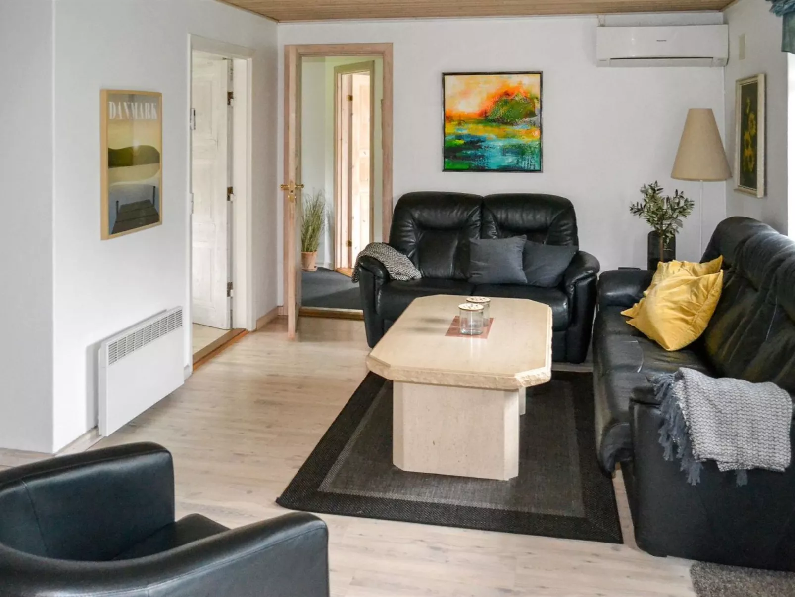 "Rea" - 5km from the sea-Inside