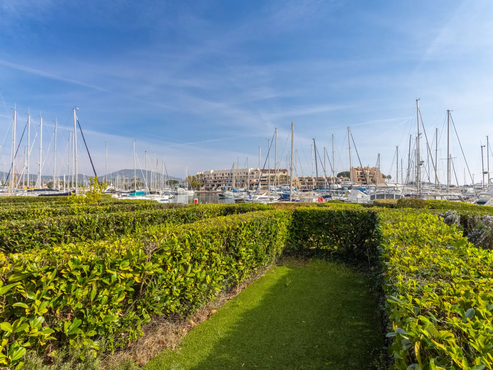 Les Deux voiles-Outside