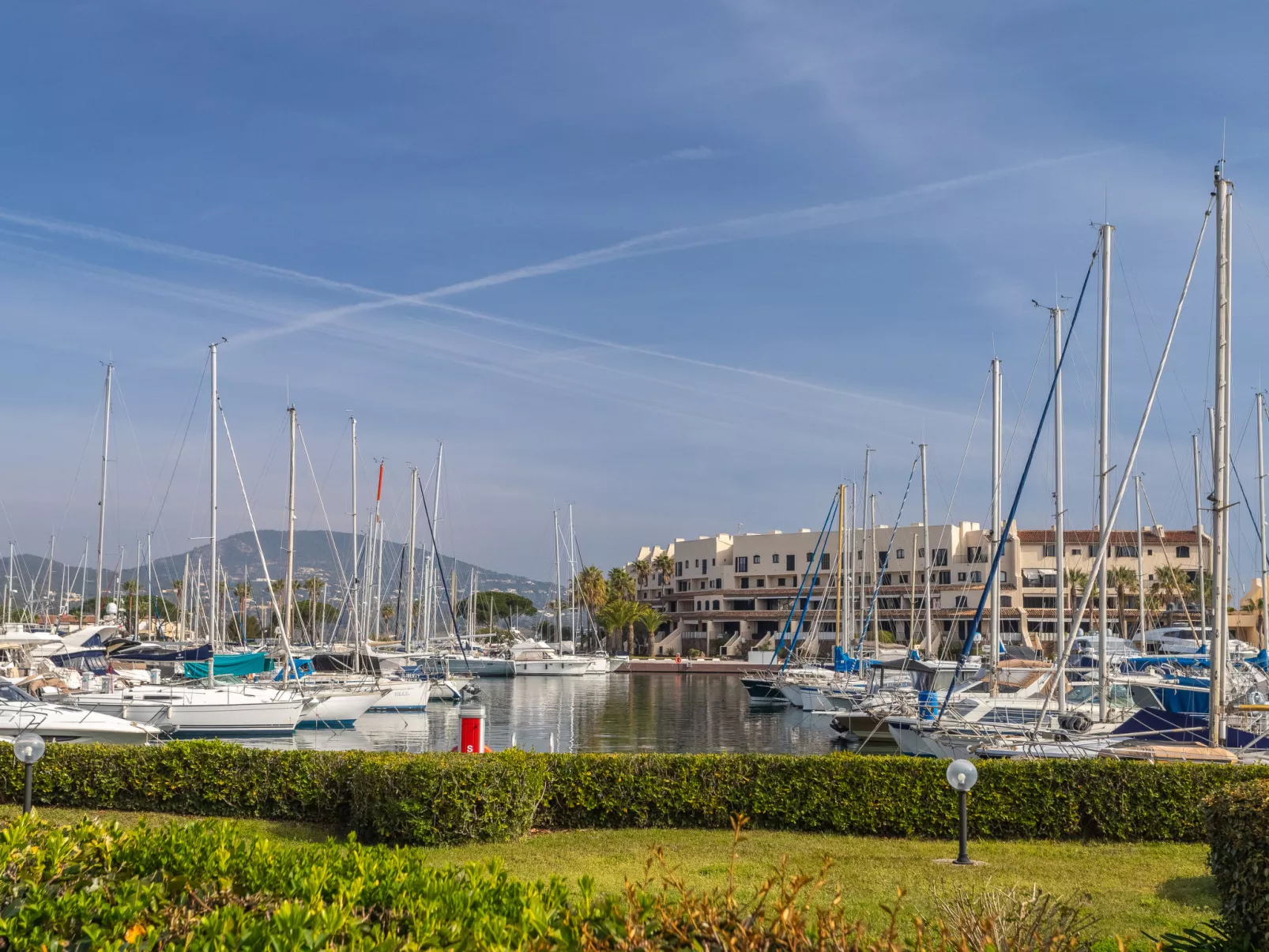 Les Deux voiles-Outside
