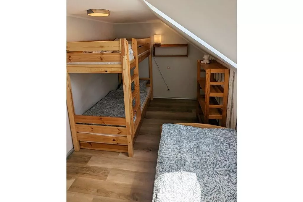 464620-Bedroom