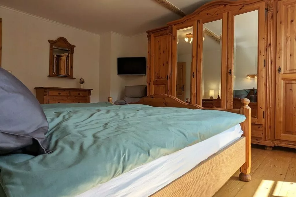 464620-Bedroom