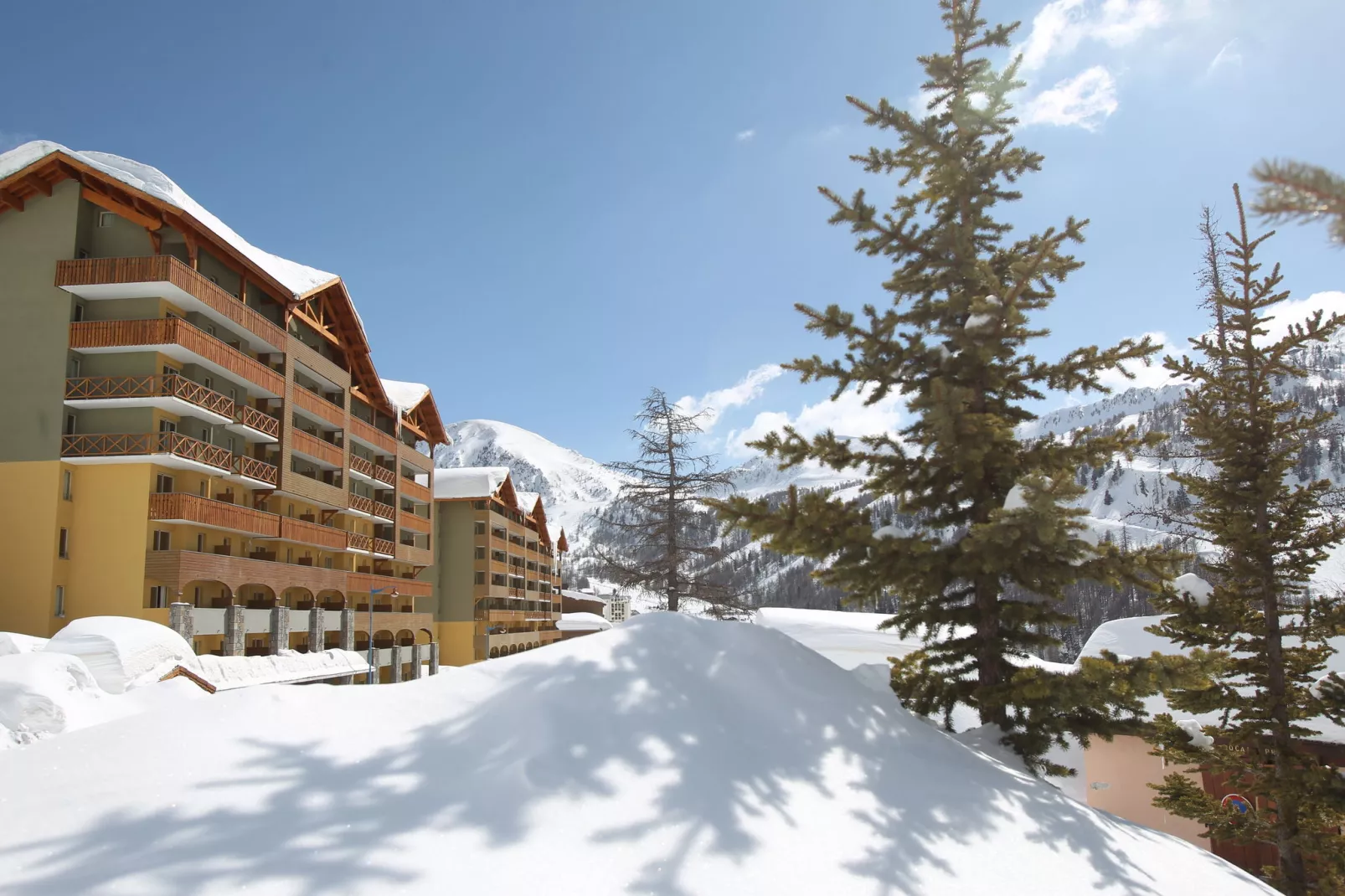 Les Terrasses d'Isola 2-Area winter 1km