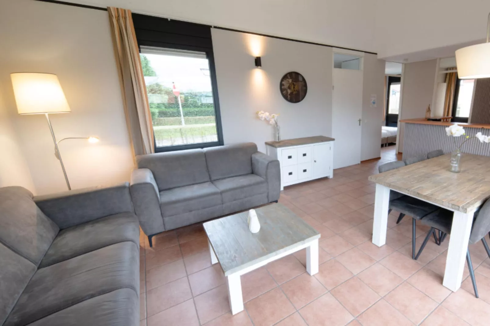 Premium bungalow – max 6 personen – Nummer 109-Wohnzimmer