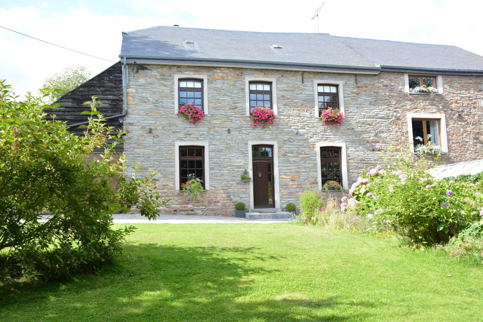 Chez Zélie-Exterior summer