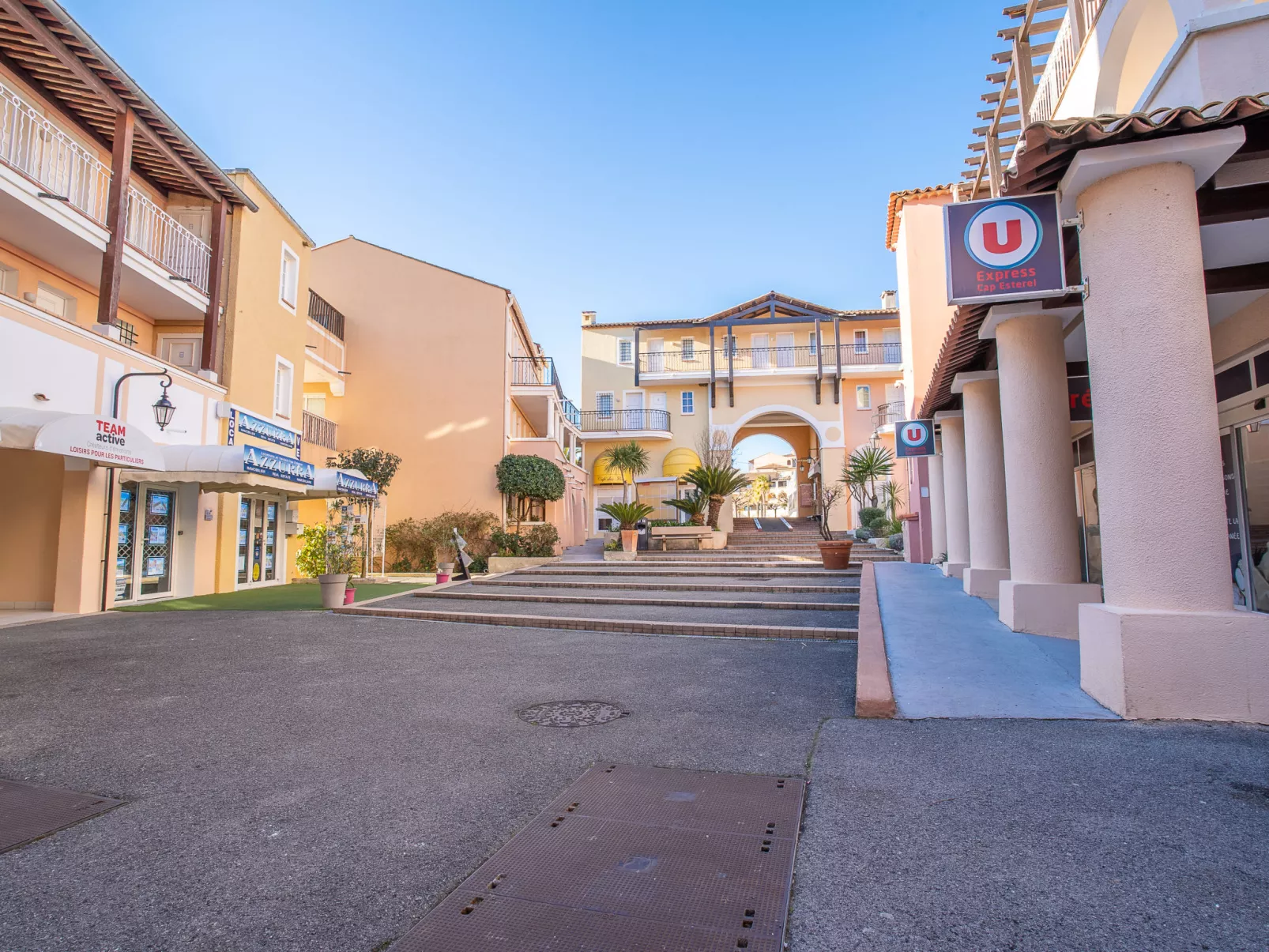 Le village C3 215-Draußen