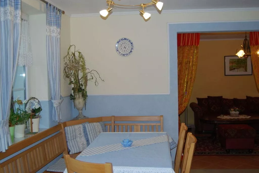 19840-Dining room