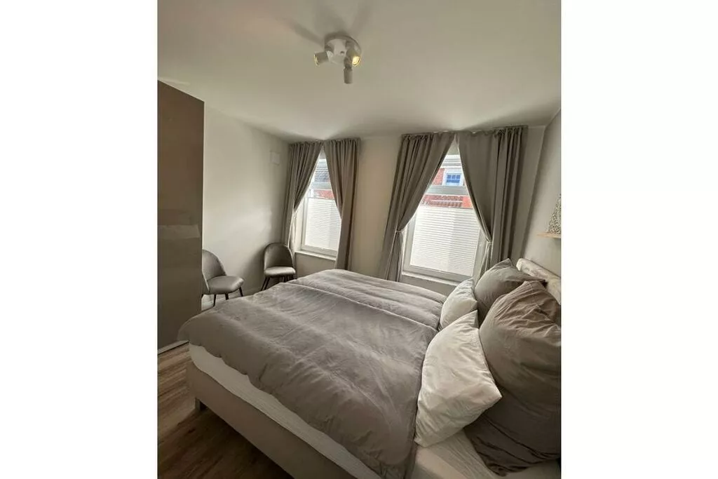 411403-Bedroom