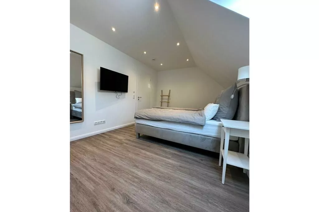 452831-Bedroom