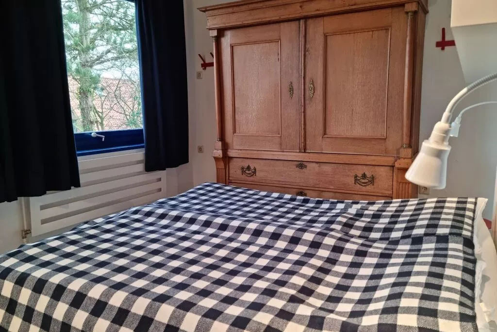 267747-Bedroom