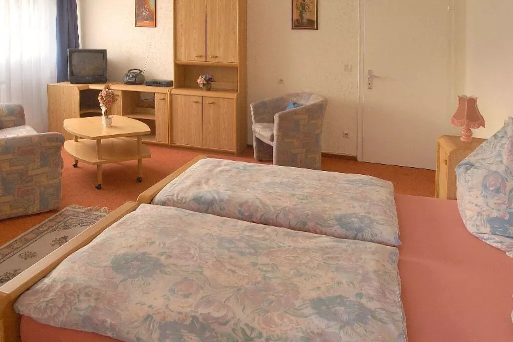 22508-Bedroom