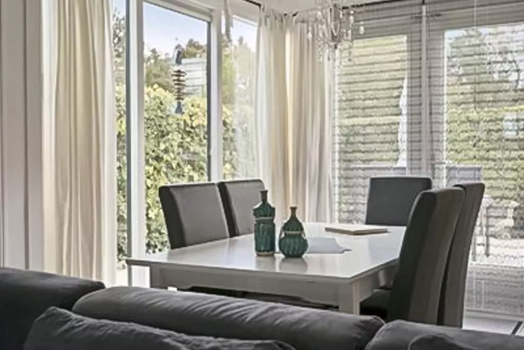 91078-Dining room