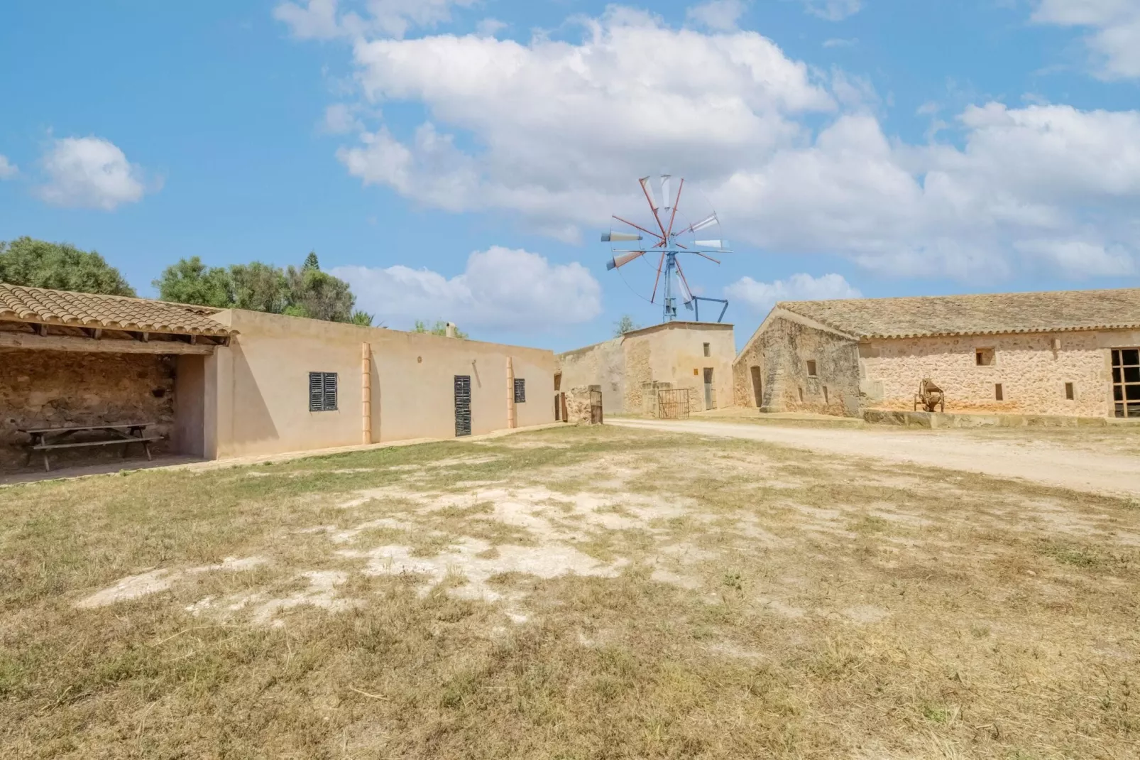 El Taller-Exterior summer