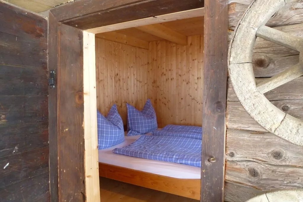 52726-Bedroom