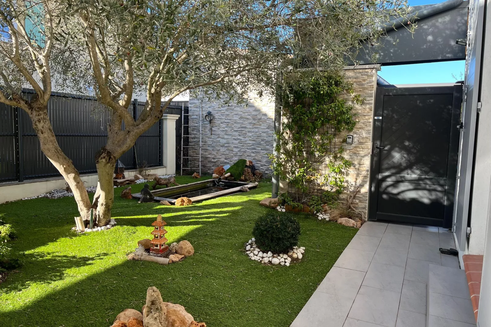Elja Les Acacias-Gardens summer