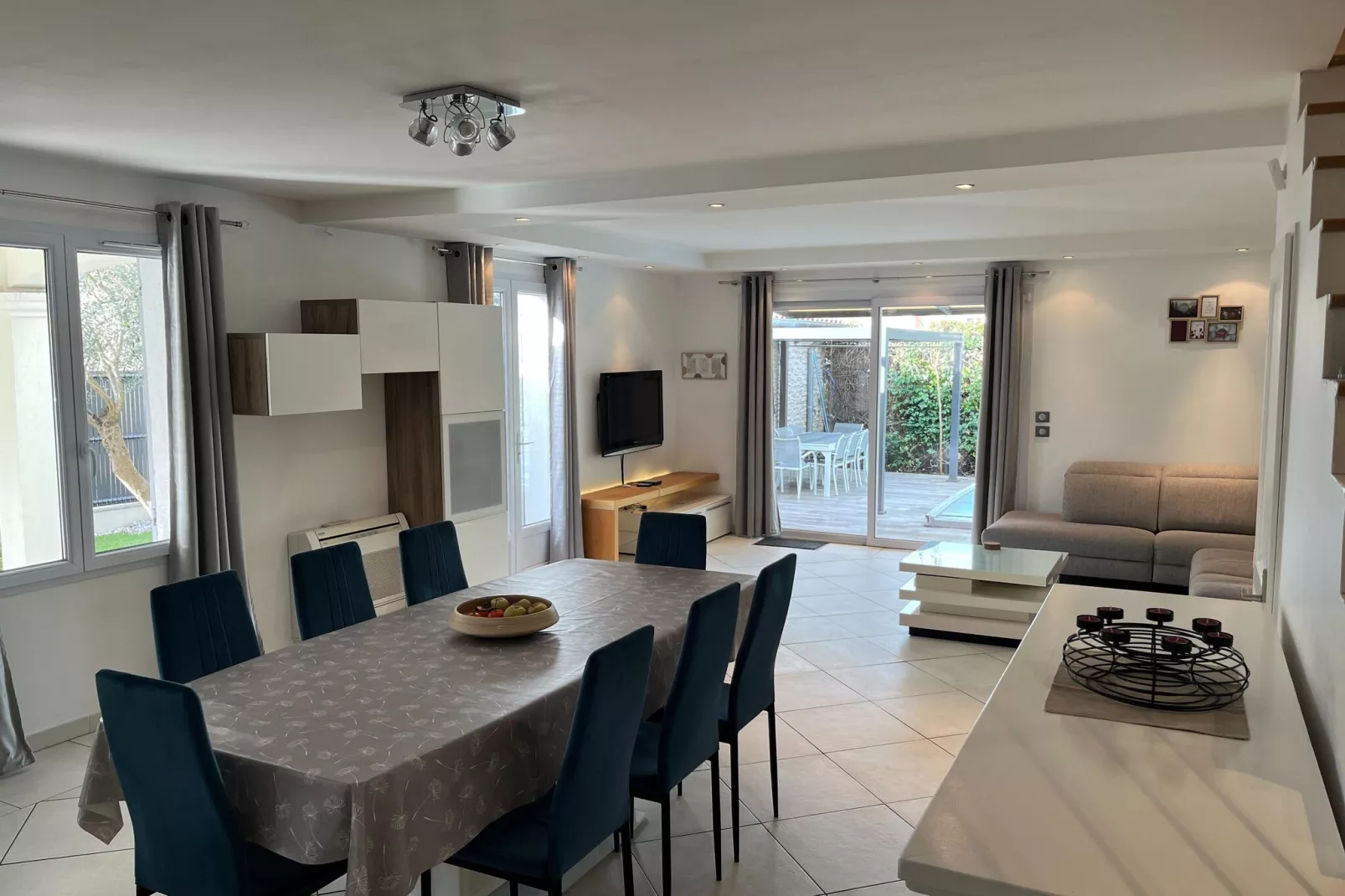Elja Les Acacias-Dining room