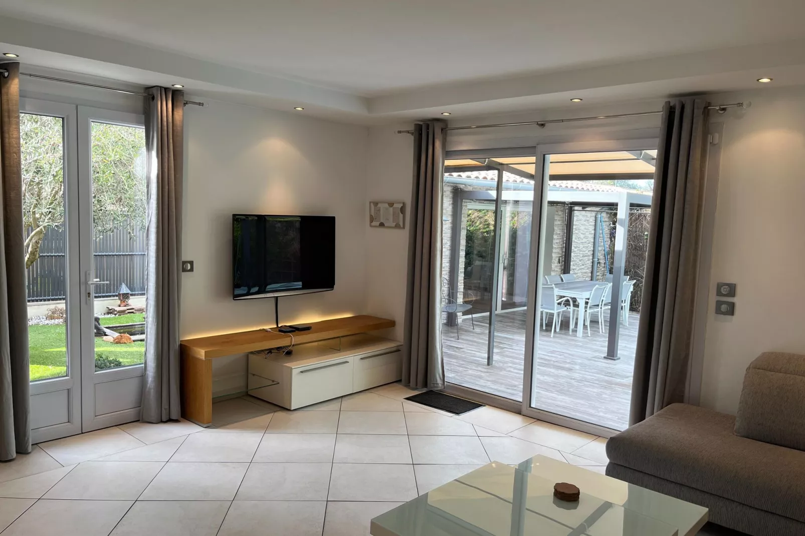 Elja Les Acacias-Living room