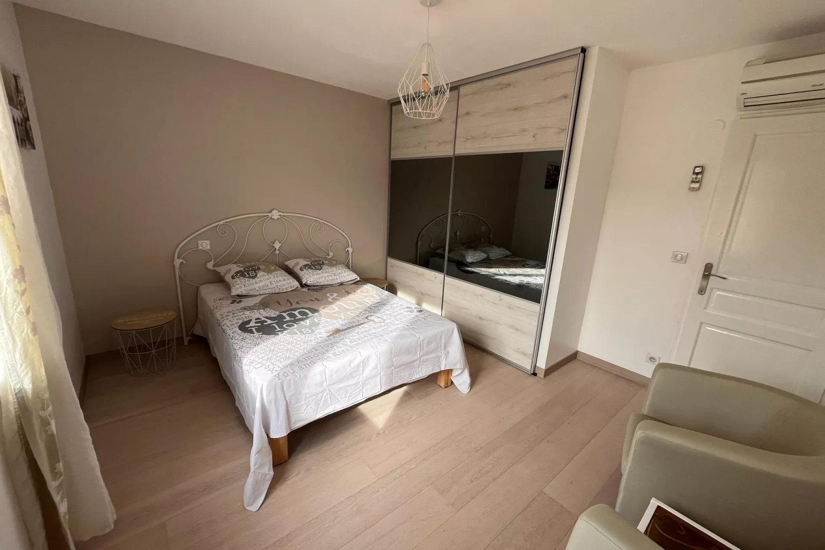 Elja Les Acacias-Bedroom