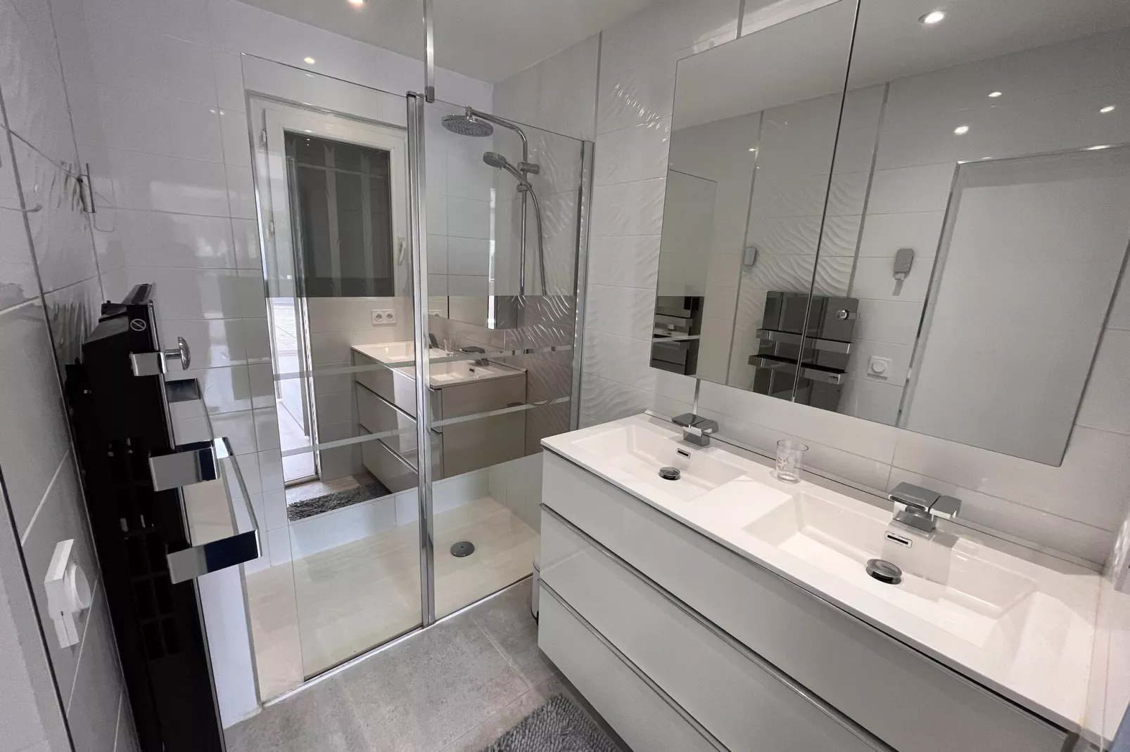 Elja Les Acacias-Bathroom