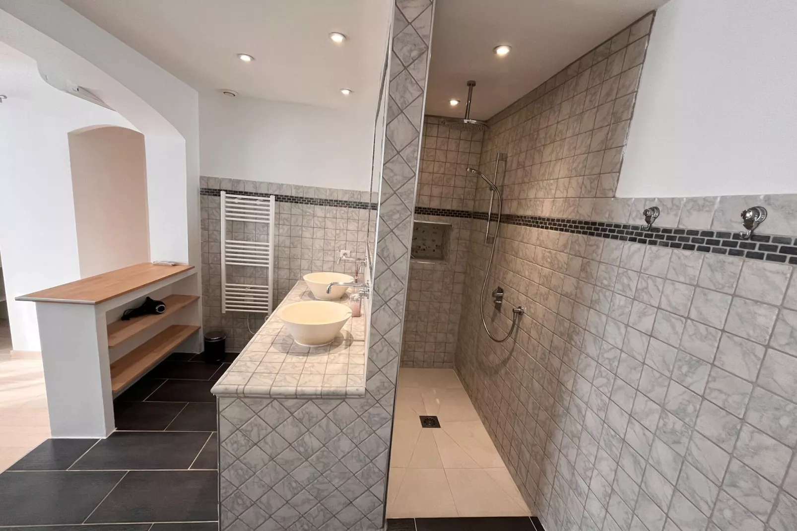 Elja Les Acacias-Bathroom