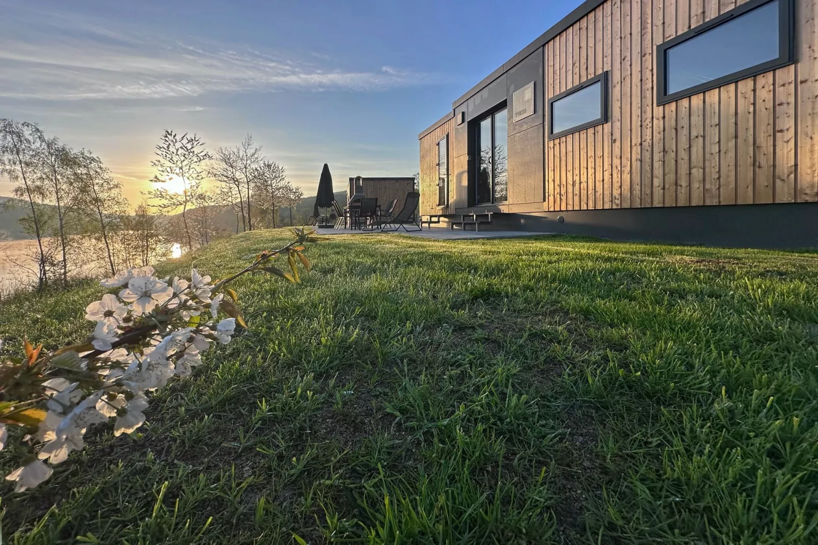 FERIENDORF SEEBLICK - Tiny Chalet am Eixendorfer See-Terrassenbalkon