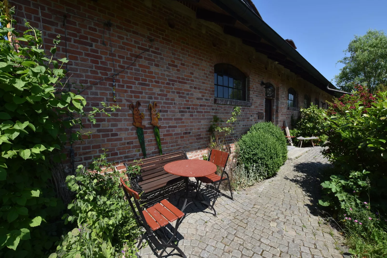 Die Besondere Ferienwohnung Bibliothek-Außenbereich Sommer