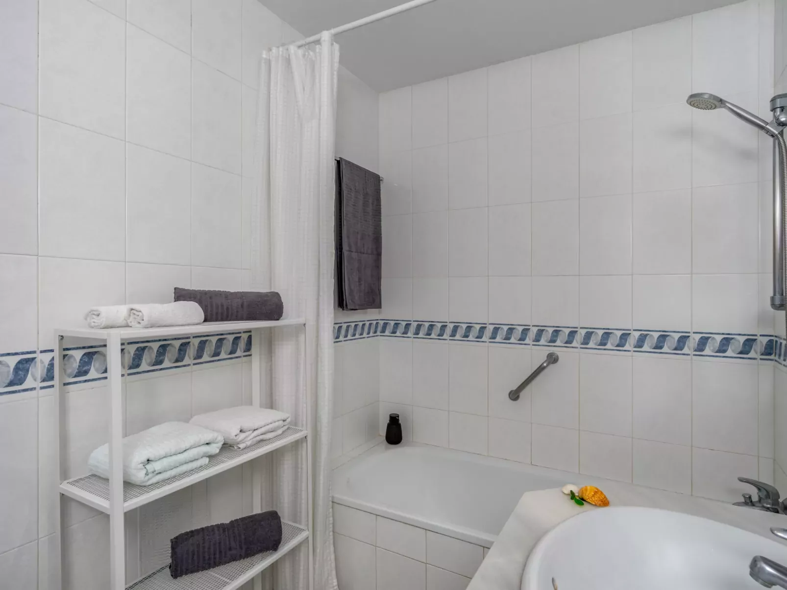 Las Farolas family retreat-Inside