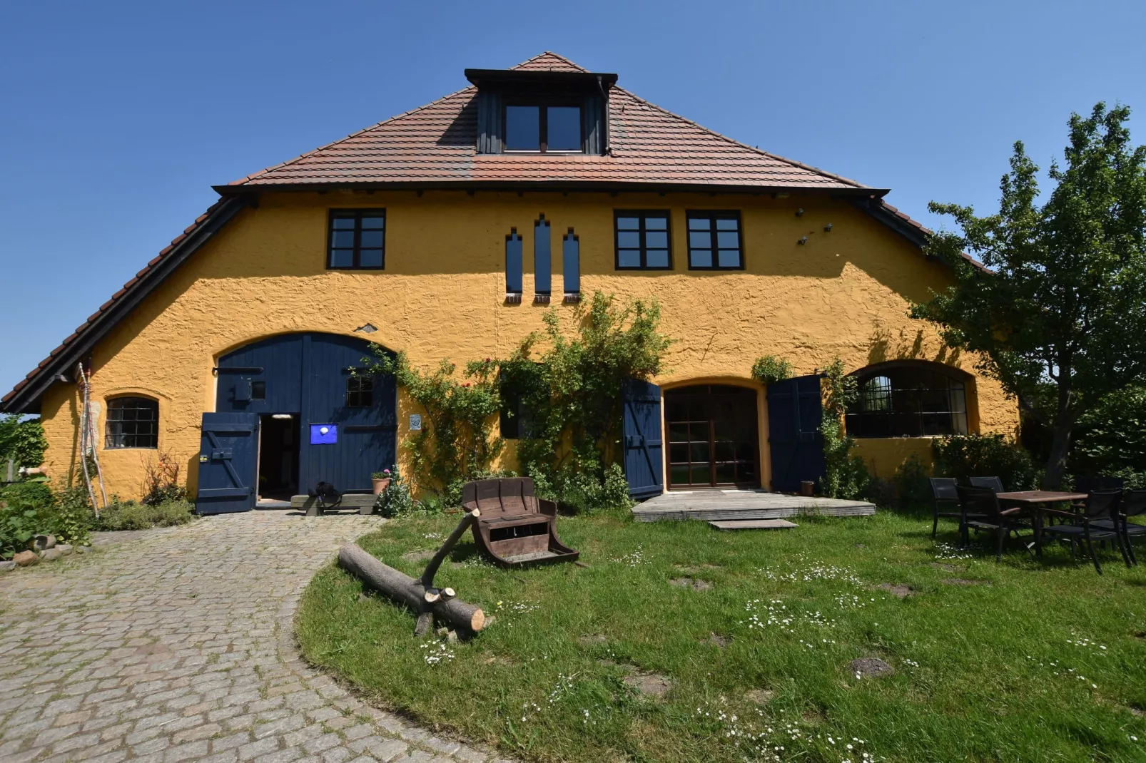 Die Besondere Ferienwohnung Bibliothek-Außenbereich Sommer