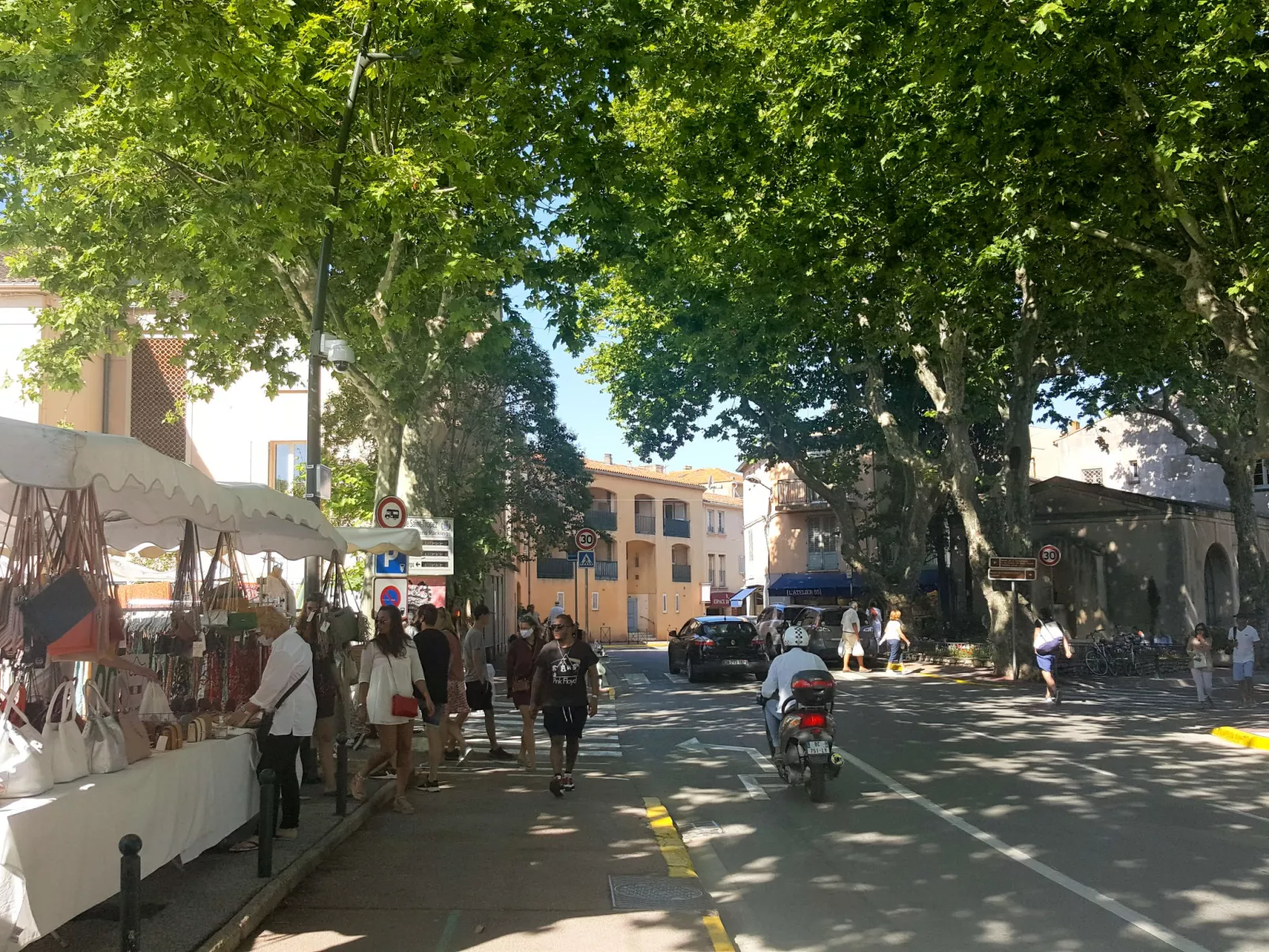 Boulevard Louis Blanc-Outside