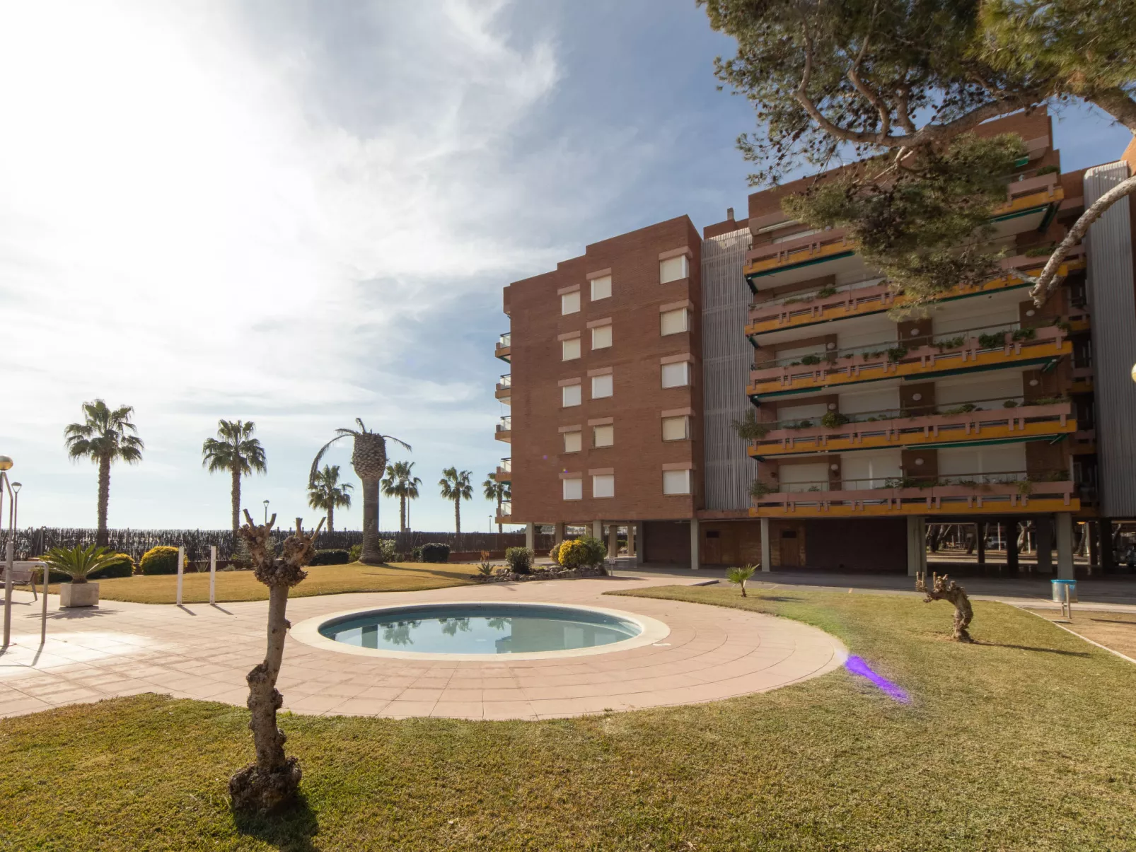 Els Pins Vistas-Outside