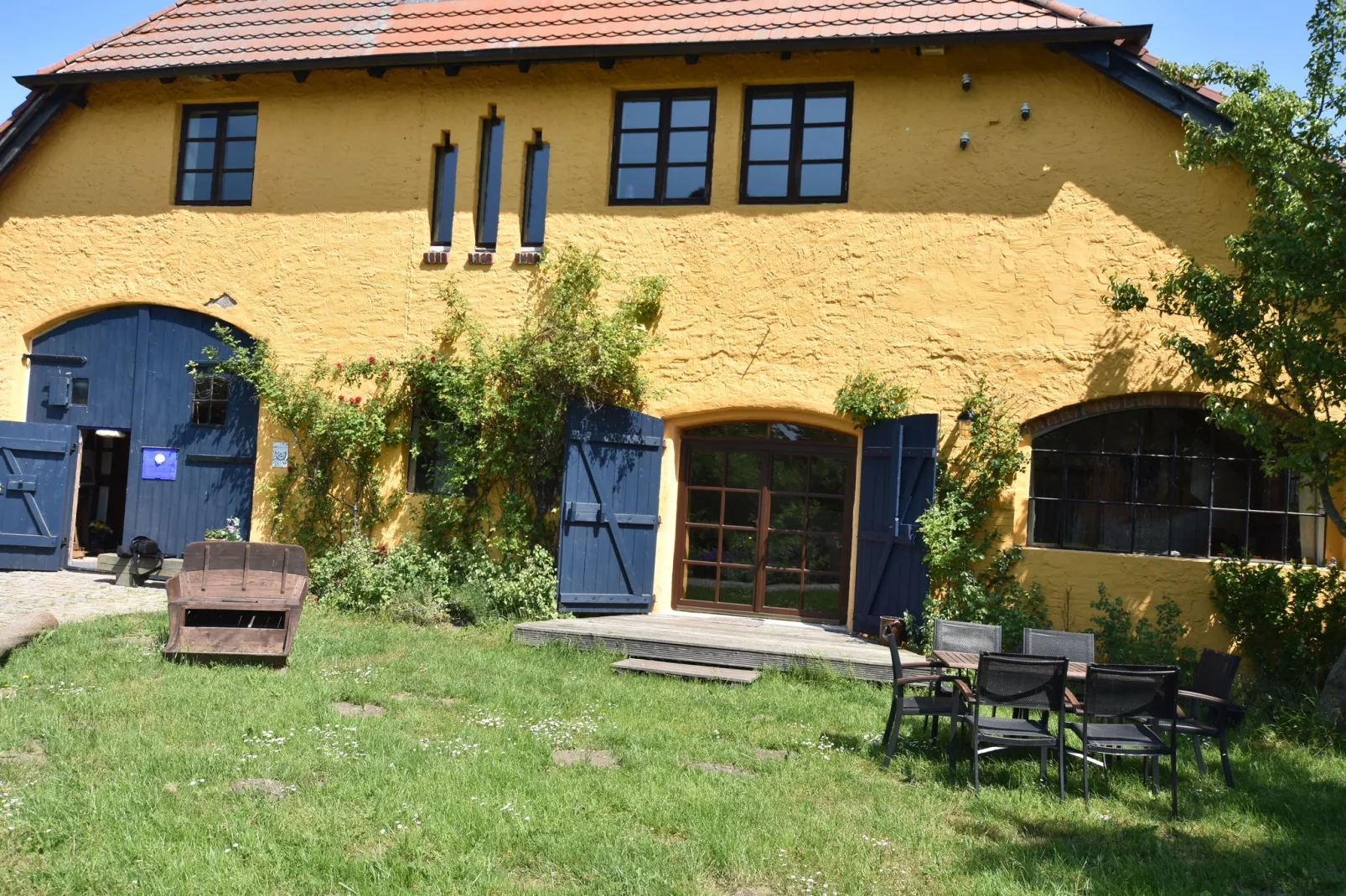 Die Besondere Ferienwohnung Bibliothek-Außenbereich Sommer